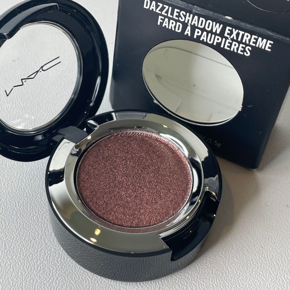 MAC Dazzle Shadow Extreme- Incinerated - Picture 8 of 9